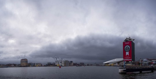 Grijse wolken aan het Ij